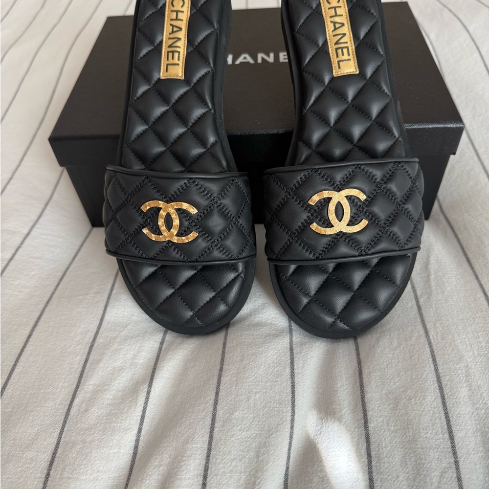 CHANEL Black Quilted Leather Slide Sandals with Gold hammered CC SZ 40 full set - Picture 2 of 9